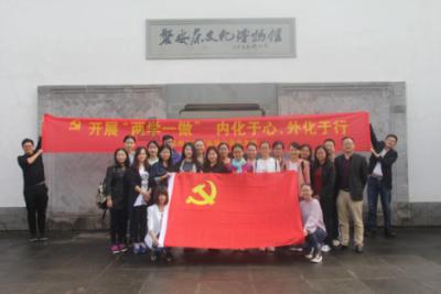 逃离昏暗下的小村